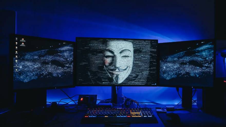 Anonymous se involucró con Adalat Ali