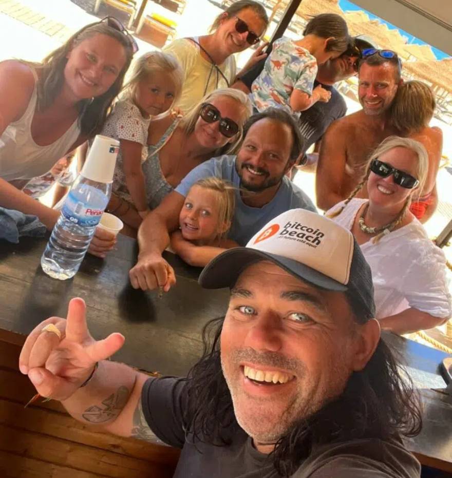 Didi Taihuttu muestra a sus primeros clientes que pagaron con bitcoin en su bar en la playa