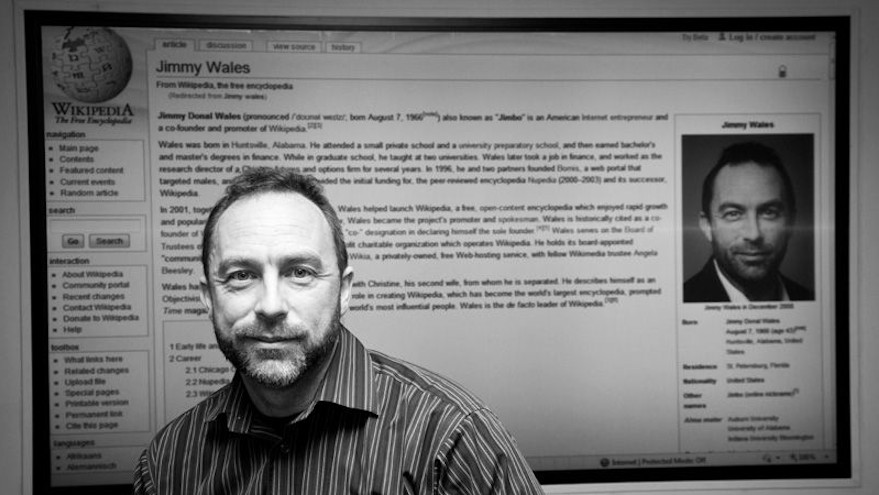 Wales nació en Huntsville (Alabama) el 7 de agosto de 1966, pero su certificado de nacimiento dice que nació el 8