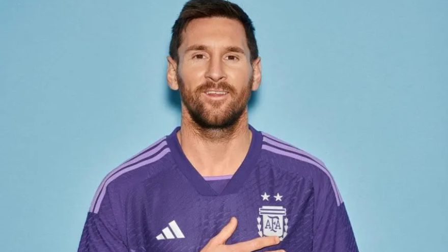 La nueva casaca, a diferencia de las anteriores, se elaboró por primera vez en un tono violeta