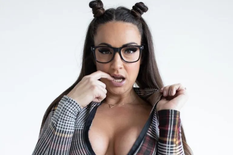 Courtney Tillia una ex maestra de colegio quién, tras varios años dedicados a subir contenido en OnlyFans