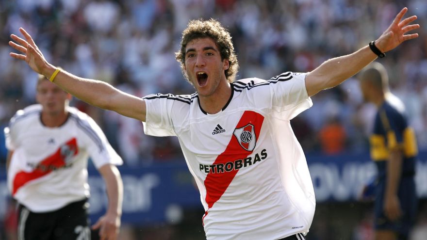 Higuaín debutó en 2005 con River Plate y al año fue transferiado al Real Madrid por u$s12 millones