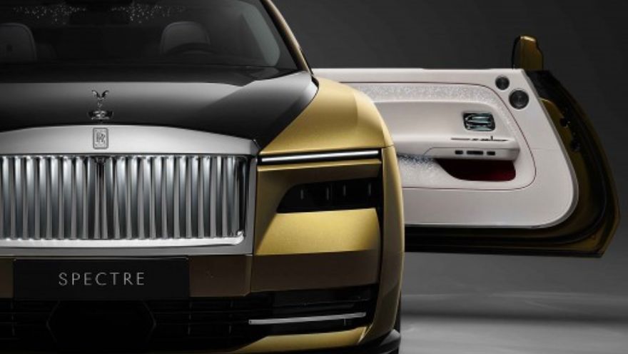 Rolls-Royce presentó el Spectre 2024, su primer auto totalmente eléctrico.
