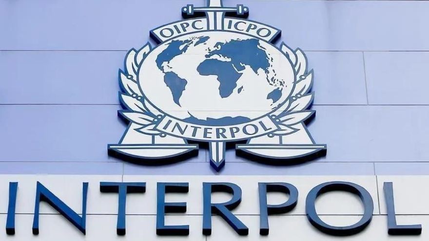 Luego de su entrada a la Argentina la Interpol emitió una alerta roja