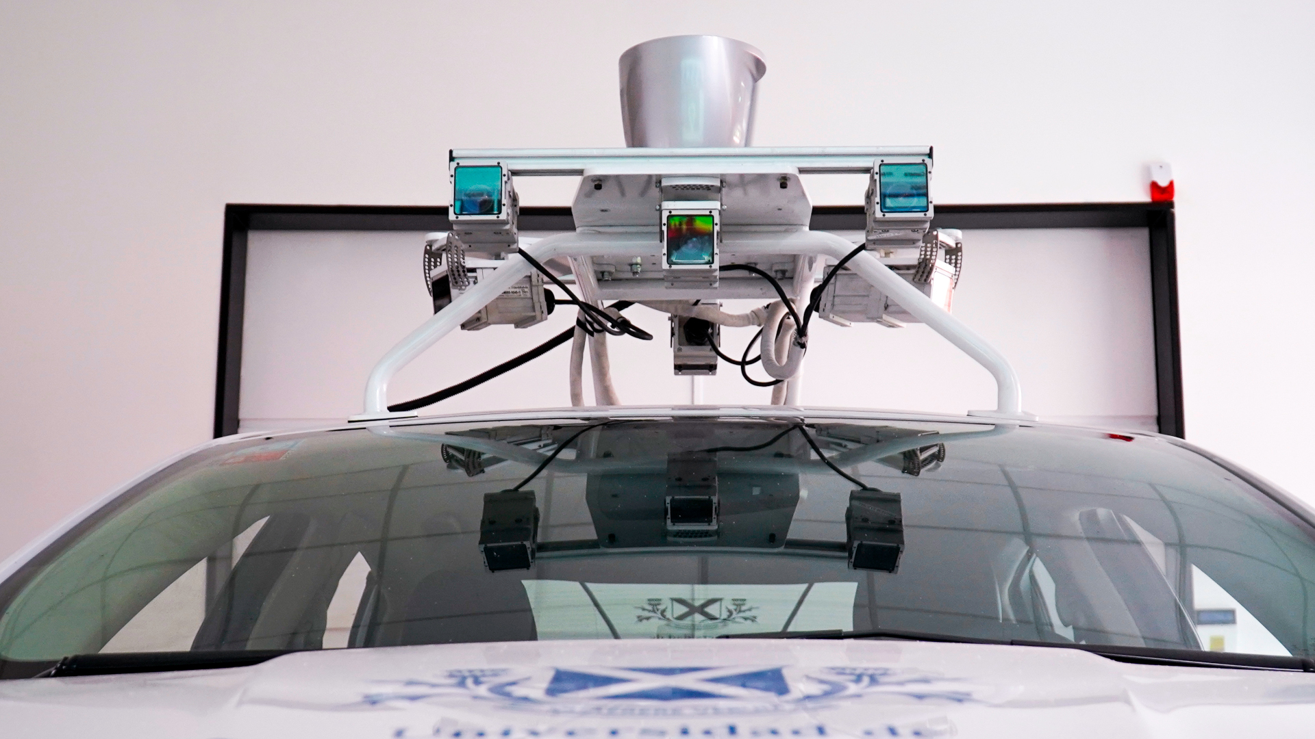 Los sensores y radares ubicados en el techo del coche permiten a la IA identificar objetos y  calcular distancias y velocidades