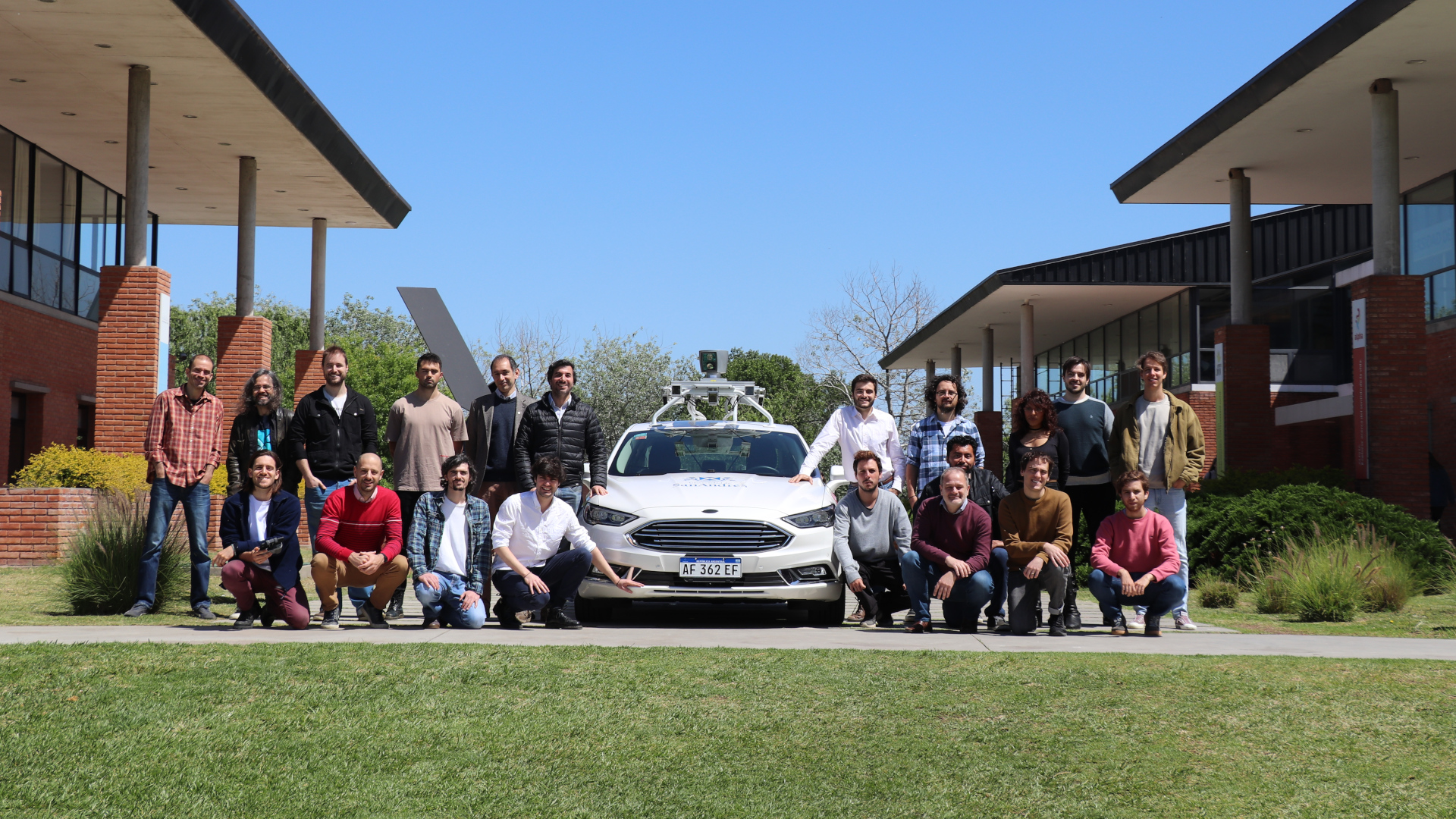 El equipo de expertos desarrolló la inteligencia artificial para que el coche identifique objetos y pueda moverse por su cuenta