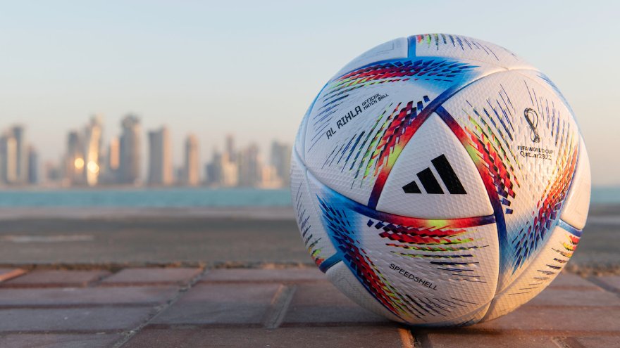 Al Rihla será la pelota oficial del Mundial Qatar 2022. Se trata de un balón ecológico elaborado con elementos de alta tecnología, que prometen convertirla en una de las más precisas de todos los certámenes.