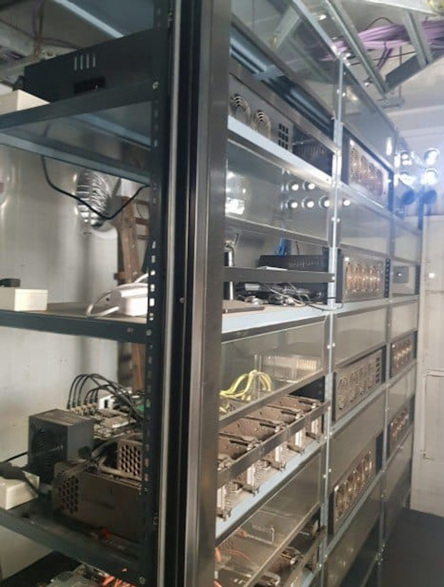 Lo llamativo de esta granja es que se encontraba en la terraza de un edificio de alta gama de La Plata