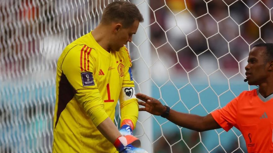 El arquero y capitán alemán, Manuel Neuer, utilizó un brazalete distinto con el mensaje 