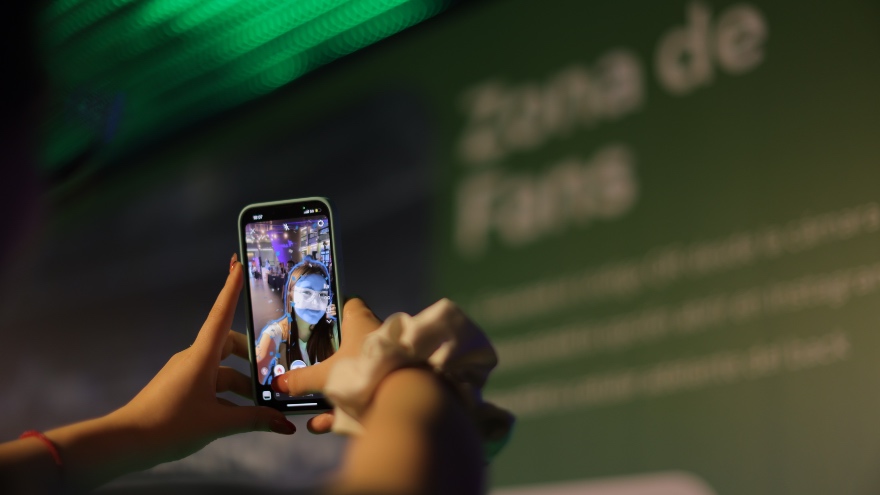 más de 100 millones de personas en América Latina usan efectos de Realidad Aumentada en Facebook e Instagram todos los meses. 