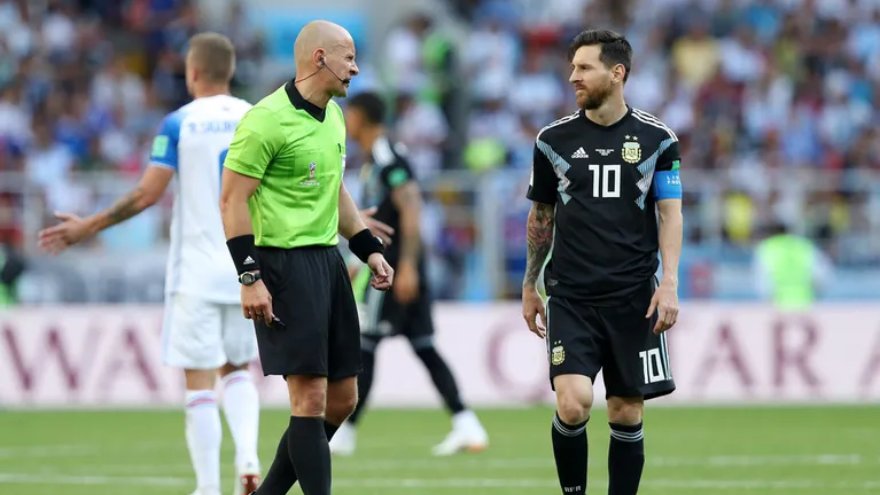 Szymon Marciniak será el árbitro polaco encargado de pitar la final entre Argentina y Francia. Ya lo hizo en esta Copa en la victoria con Australia y en el mundial pasado en el empate con Islandia