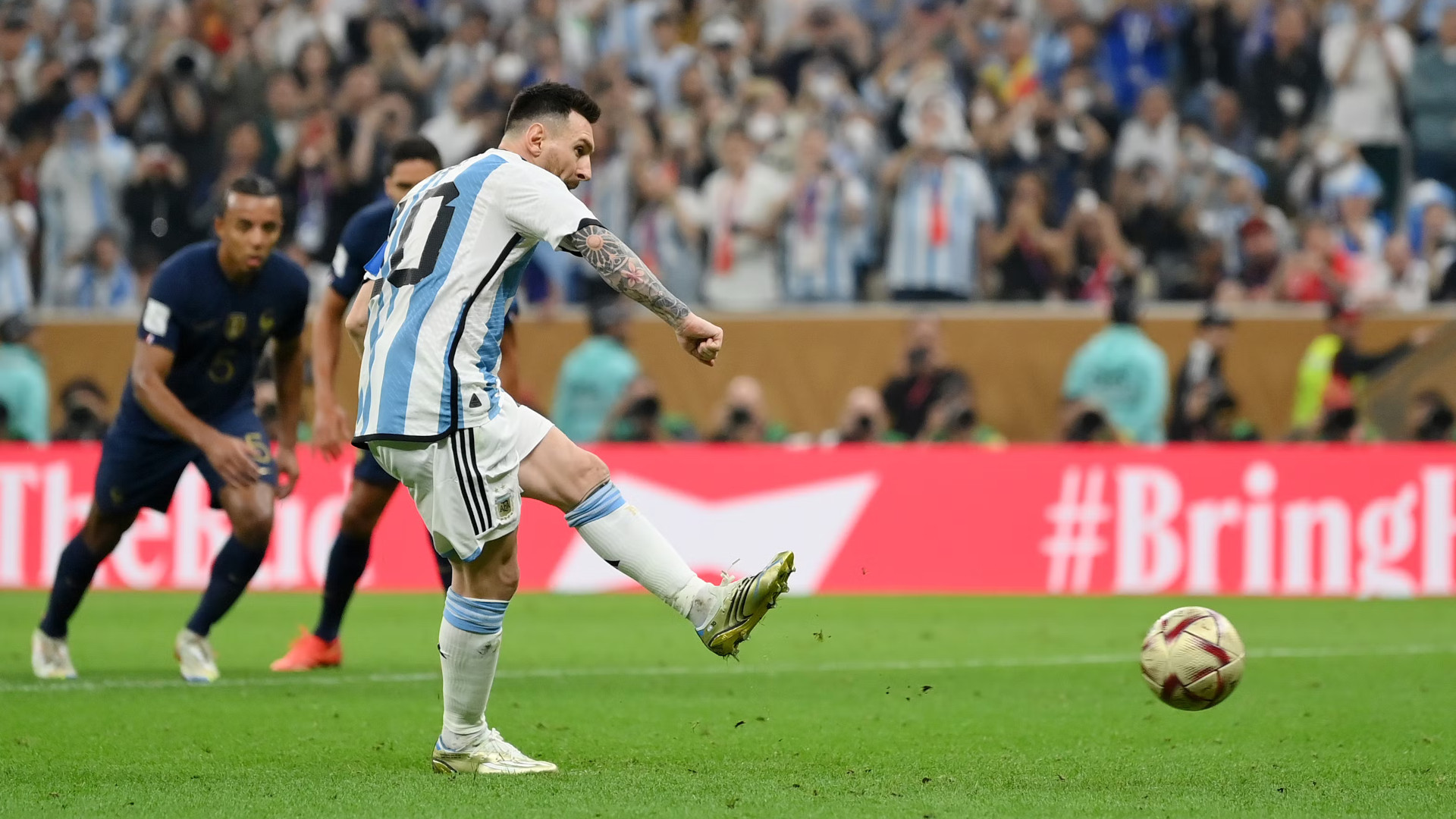 Messi anota el primer gol del partido, de penal, tras la falta contra Di María