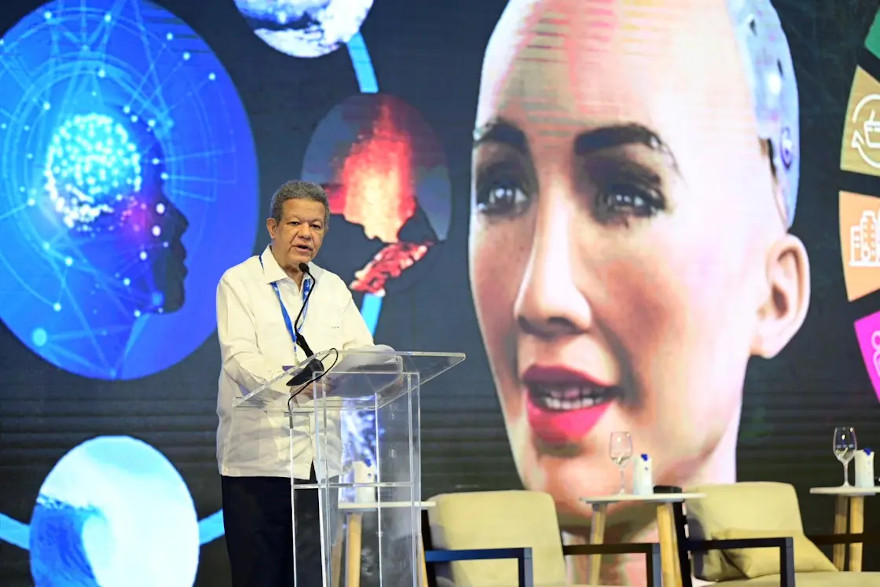 Leonel Fernández durante su disertación