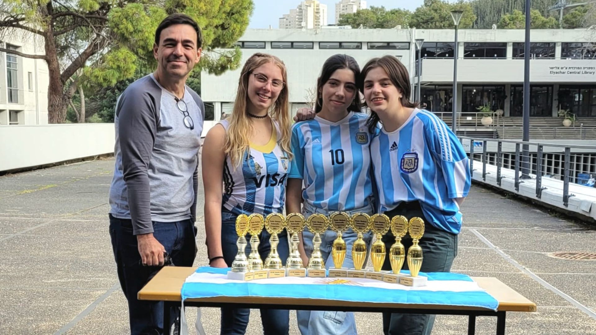 Las alumnas con los premios