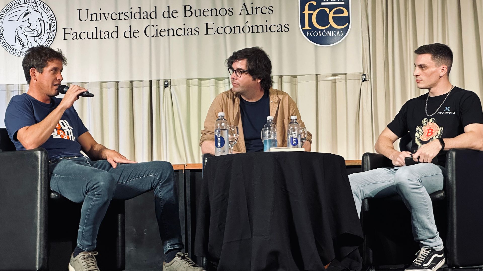 La charla fue en la Facultad de Ciencias Económicas 