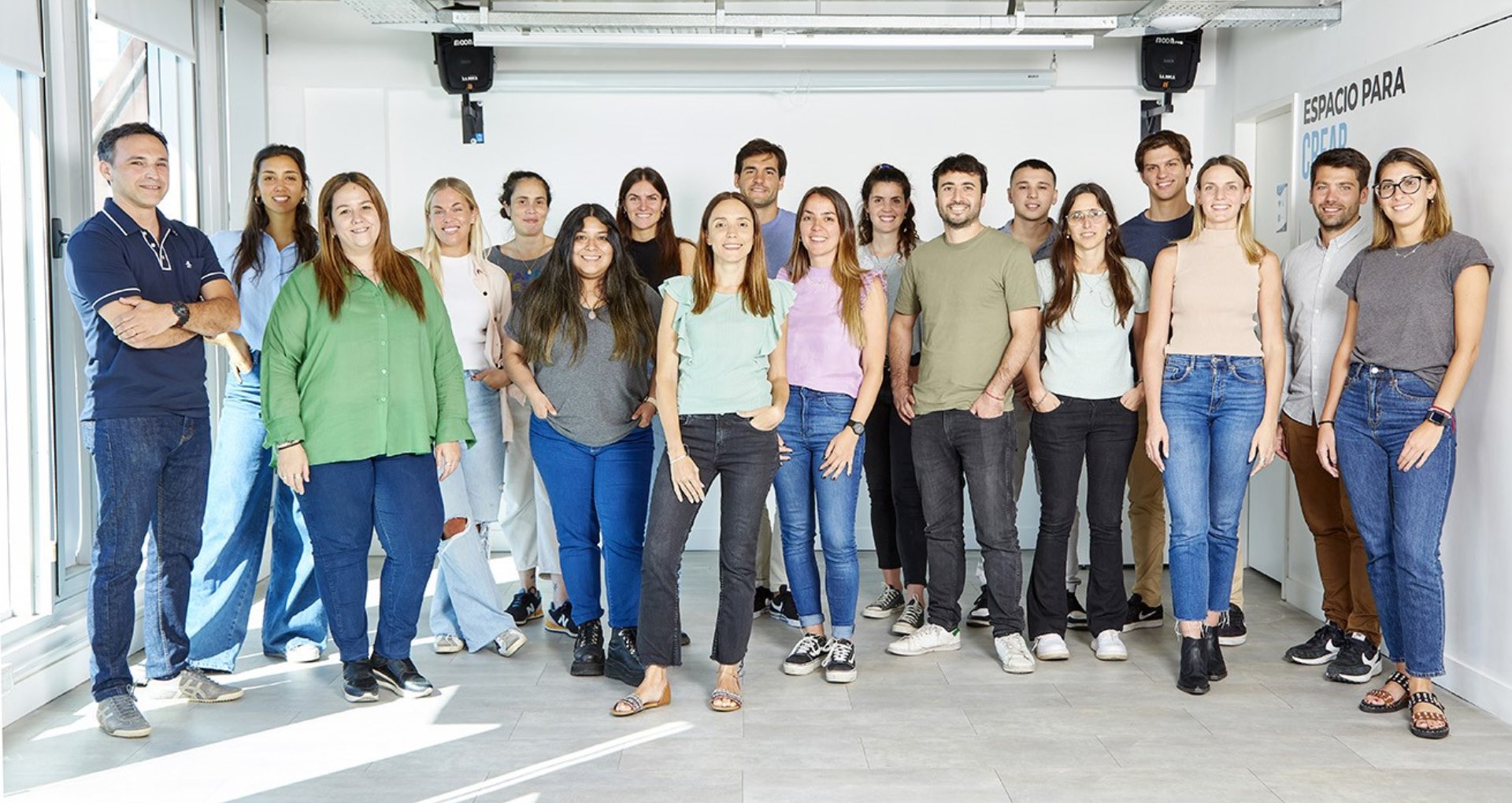 Su propuesta de valor cuenta con beneficios como viernes flex, semana extra de vacaciones, cumpleaños free, una semana de 4 días por mes, licencia extendida por maternidad y paternidad, entre otros