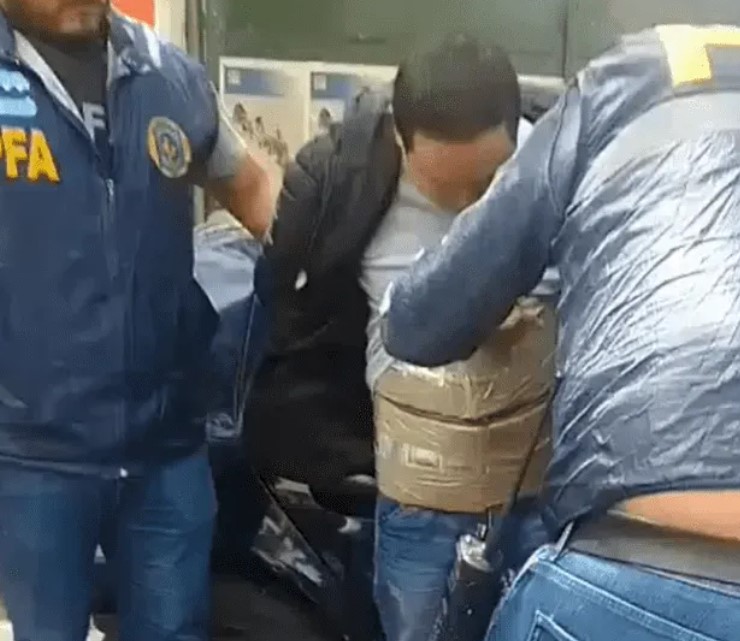 Así ocultaban los dólares los detenidos