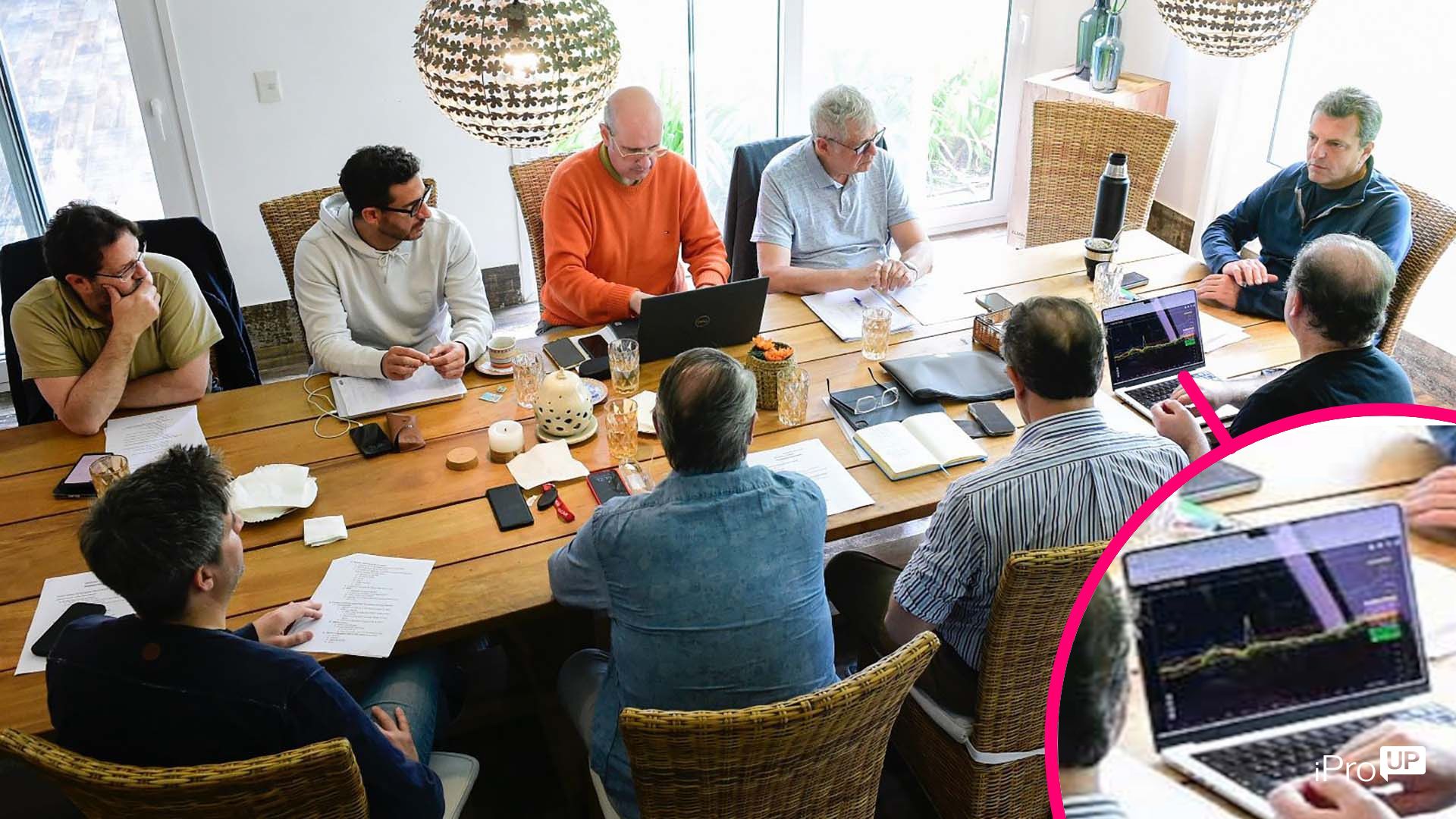 Un colaborador de Massa siguiendo el minuto a minuto del dólar cripto en el panel de CriptoYa