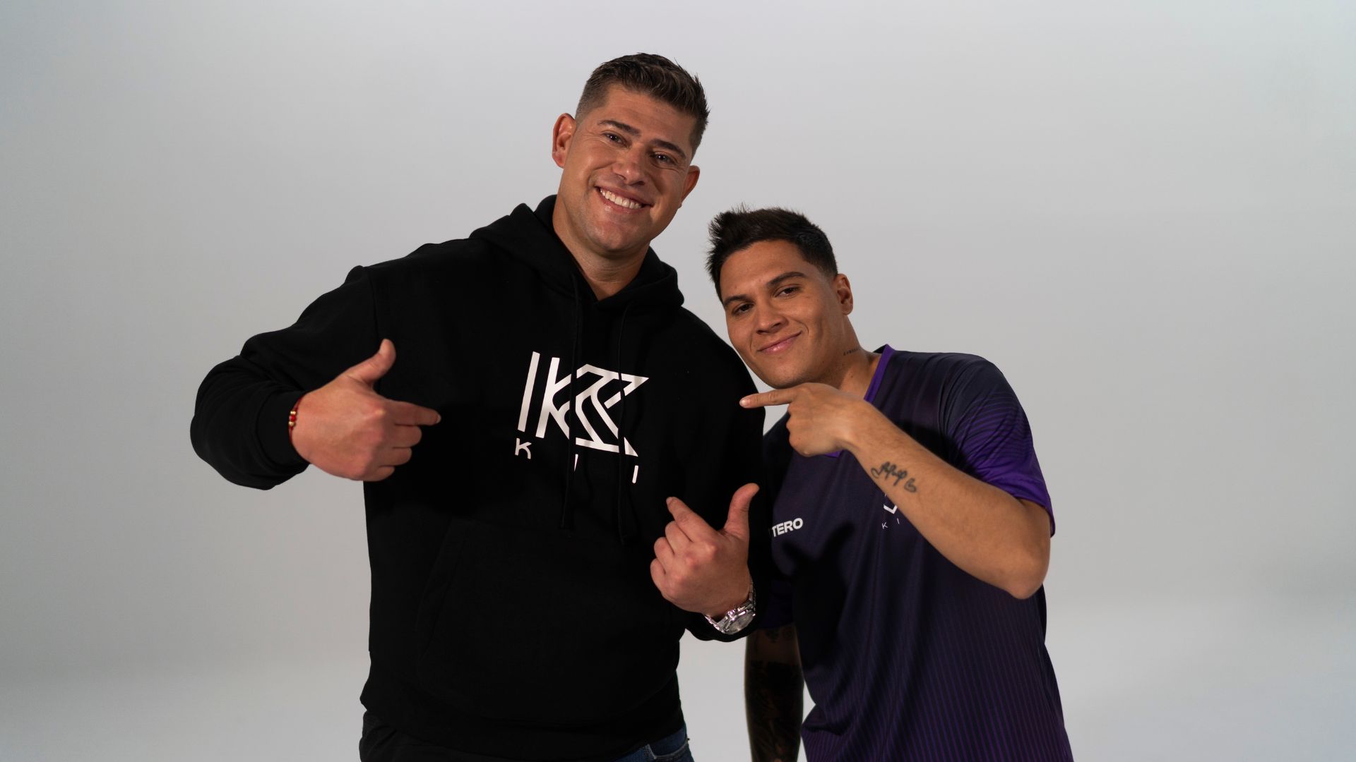 Danyel Arenas, CEO de KIIEX, y Juan Fernando Quinteros, embajador de la firma, antes de abrir las puertas de forma oficial en la Argentina