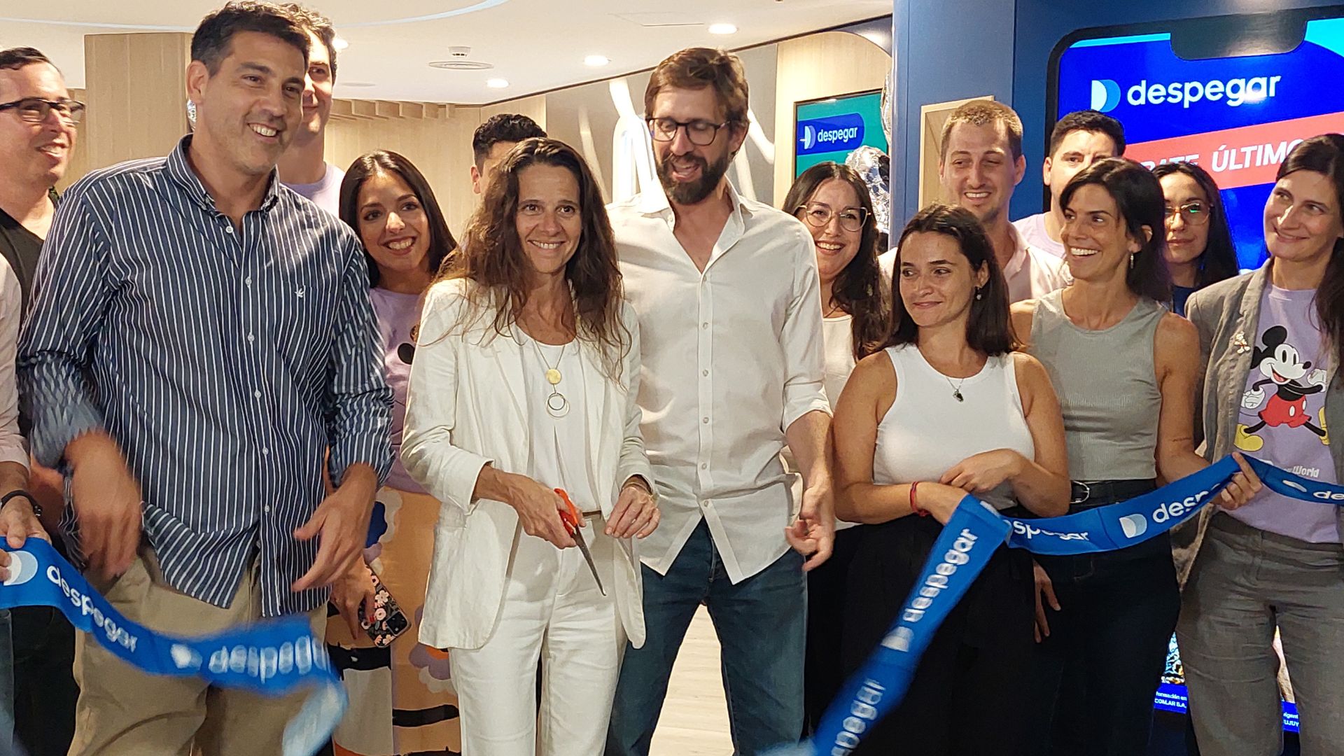 Momento en el que Paula Cristi y su equipo cortan la cinta del quinto local de Despegar en la Argentina