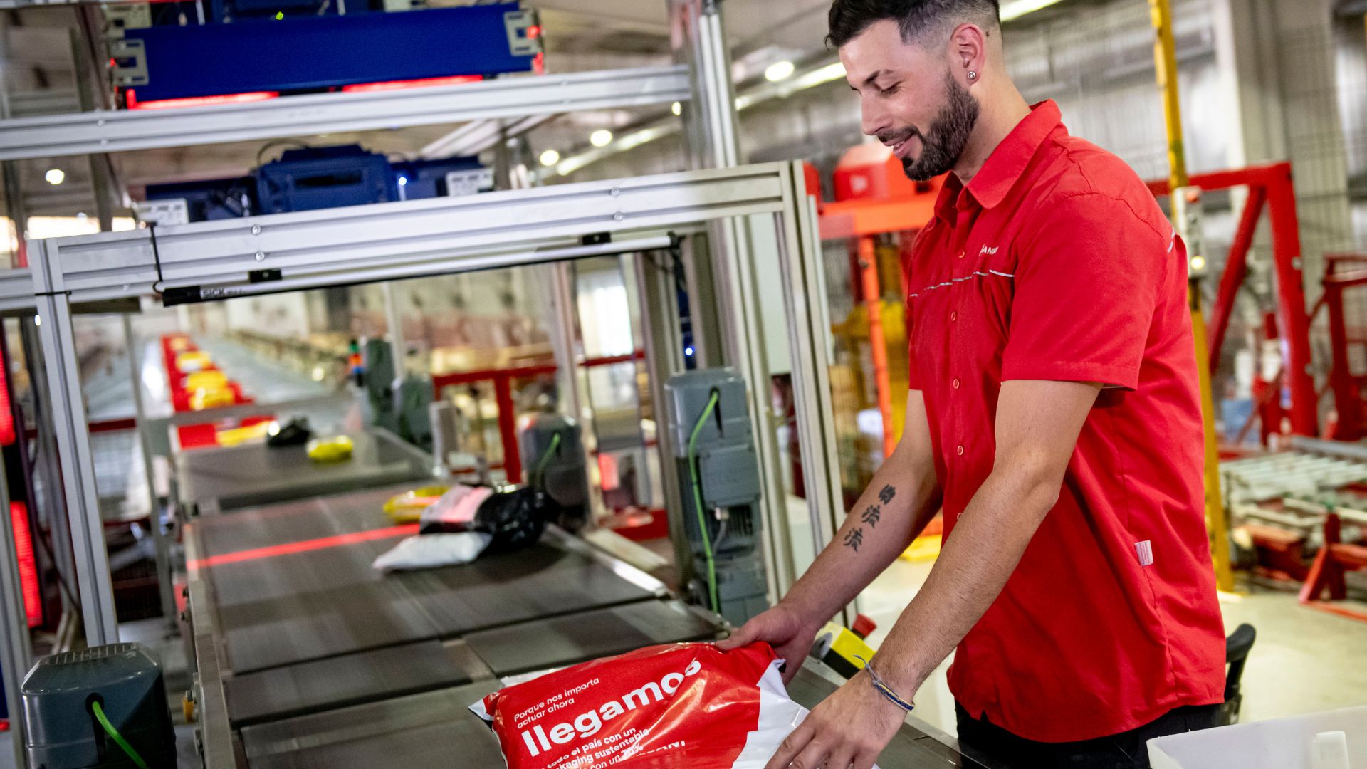 El Dragón Rojo es un clasificador automático de paquetería capaz de procesar más de 8.000 paquetes por hora