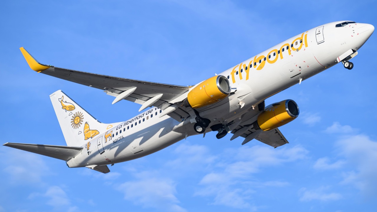 Flybondi incorpora la tecnología de la app Háblalo para mejorar la experiencia en sus vuelos