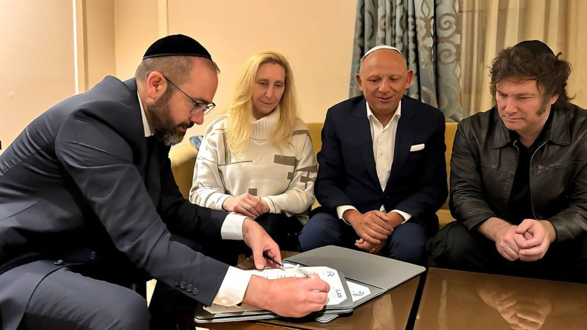 De izquierda a derecha: el Rabino Shimon Axel Wahnish, Karina Milei, Isaac Assa Farca y Havier Milei