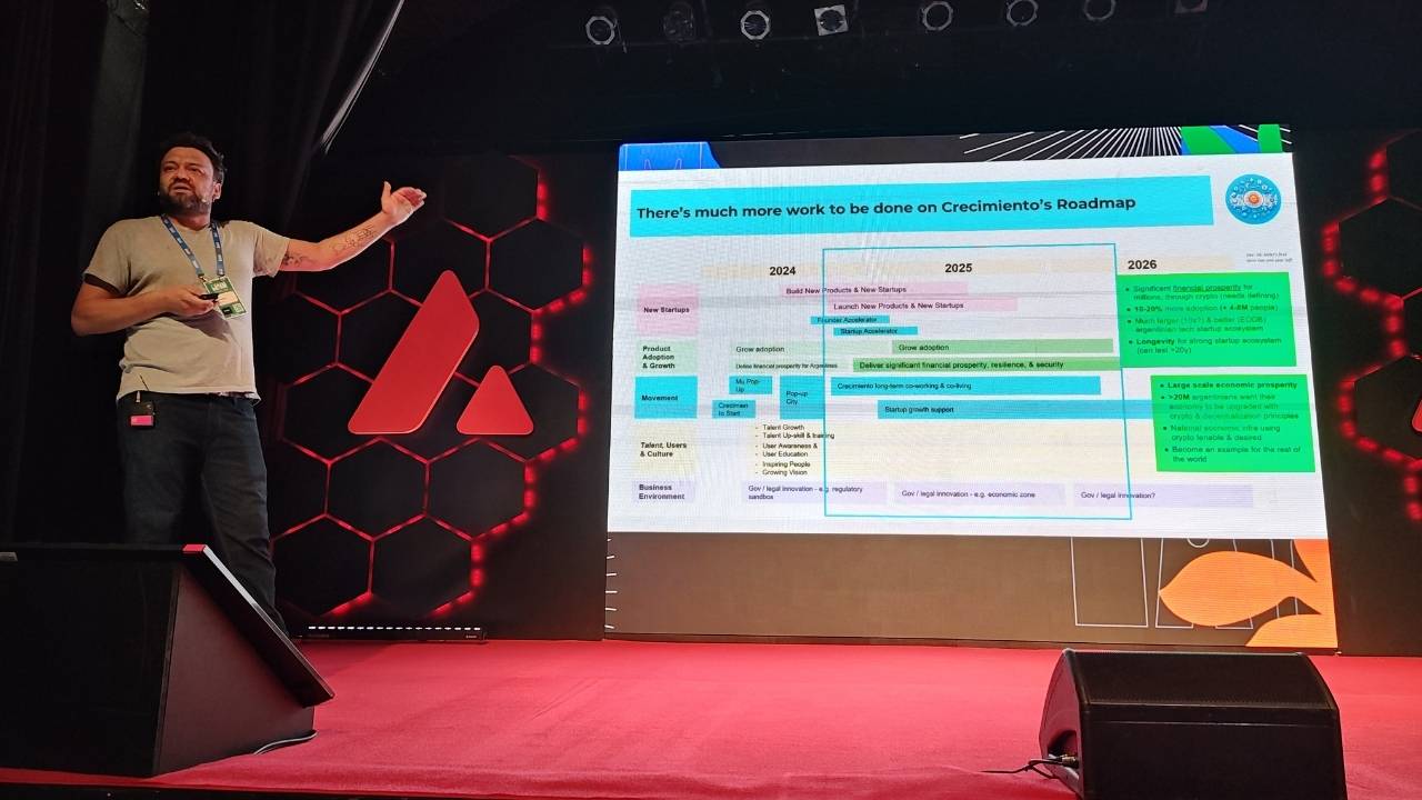 Emiliano Velázquez en su presentación en el Avalanche Summit Latam 2024