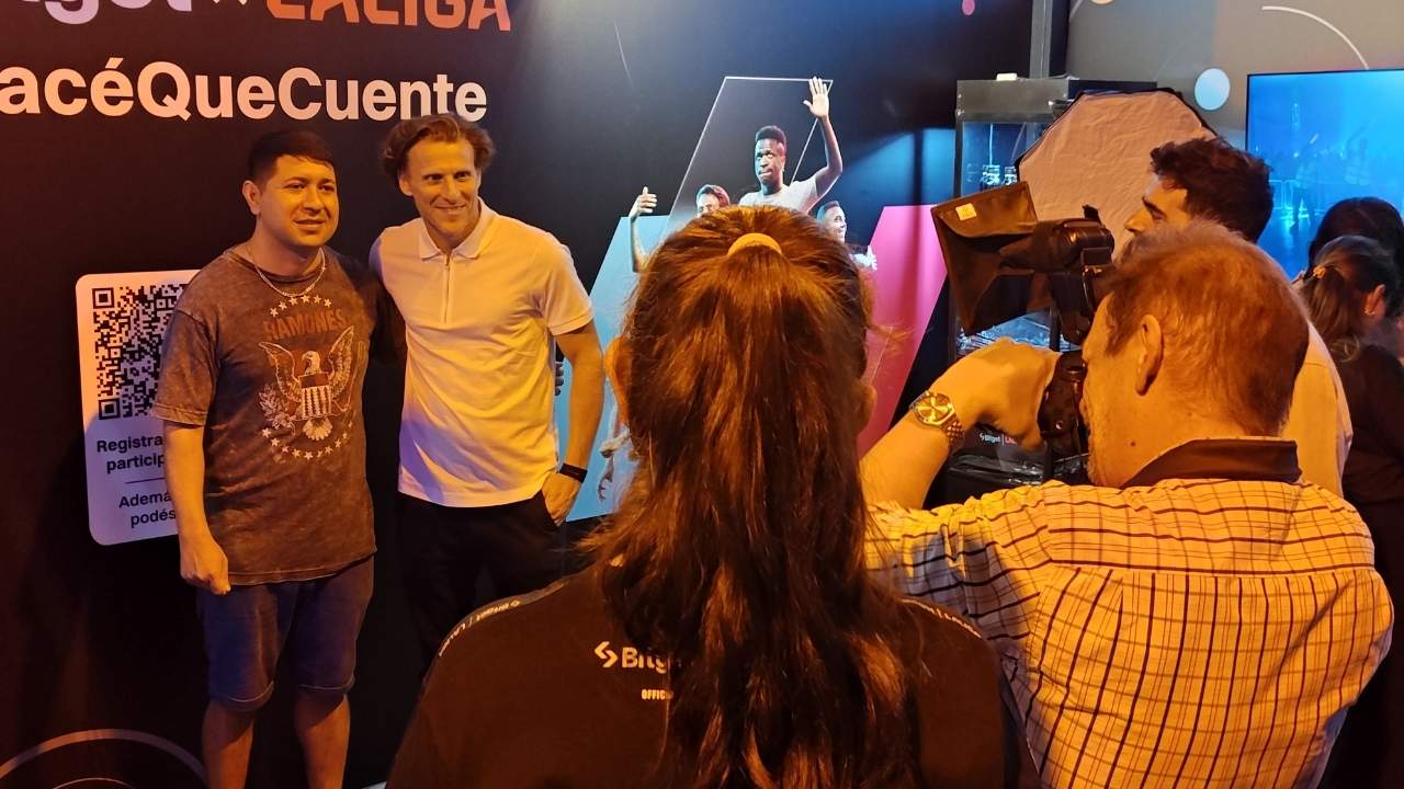 Diego Forlán sacándose fotos con fanáticos en el stand de Bitget en Labitconf 2024