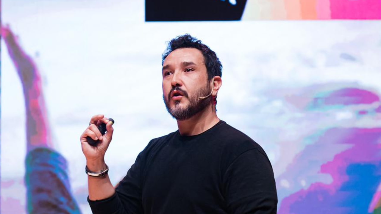 Hoy en día, Ocampo es experto en Marketing digital y redes sociales 