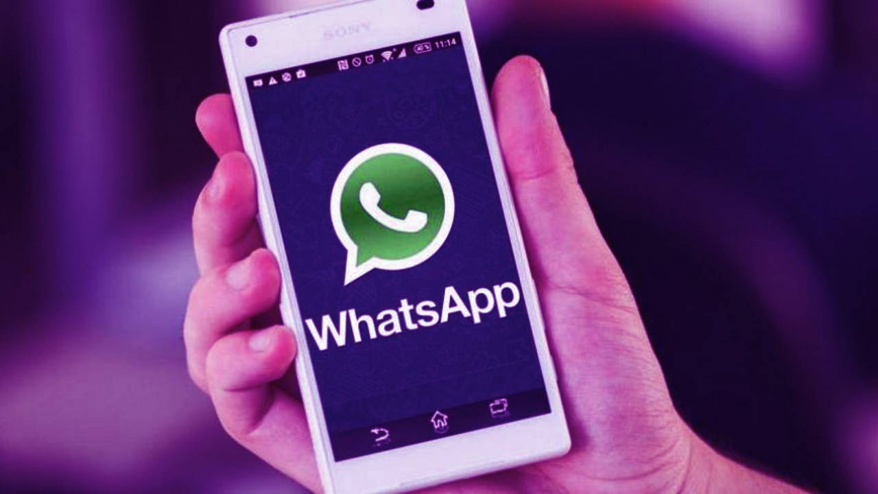 WhatsApp permite cambiar fondos de imágen de los chats a un tono violeta, pero no el ícono de la app