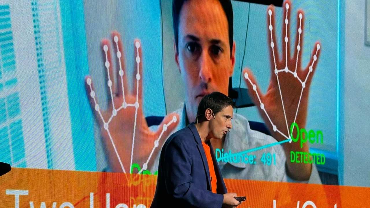 Ravizzoli presentó reconocimiento de gestos, inspirado en Tony Stark y Iron Man