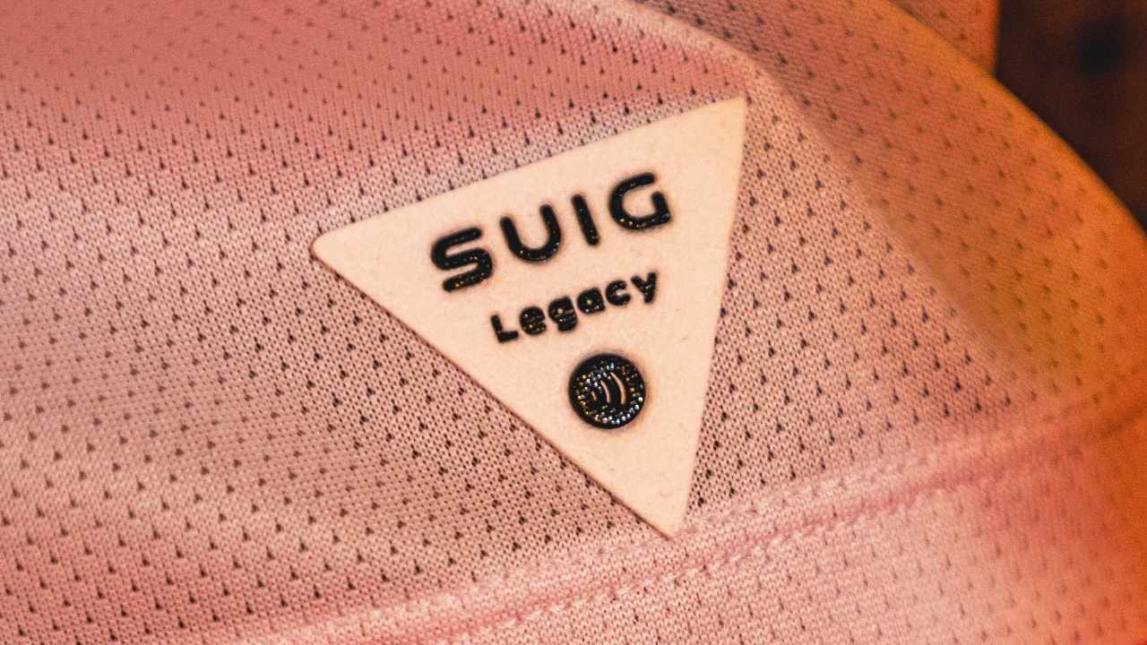 SUIG coloca las etiquetas en las camisetas que usan los jugadores para certificar su autenticidad