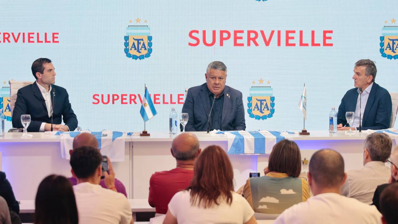 Leandro Petersen y Claudio Tapia, de la AFA, junto al CEO de Supervielle, Gustavo Manríquez