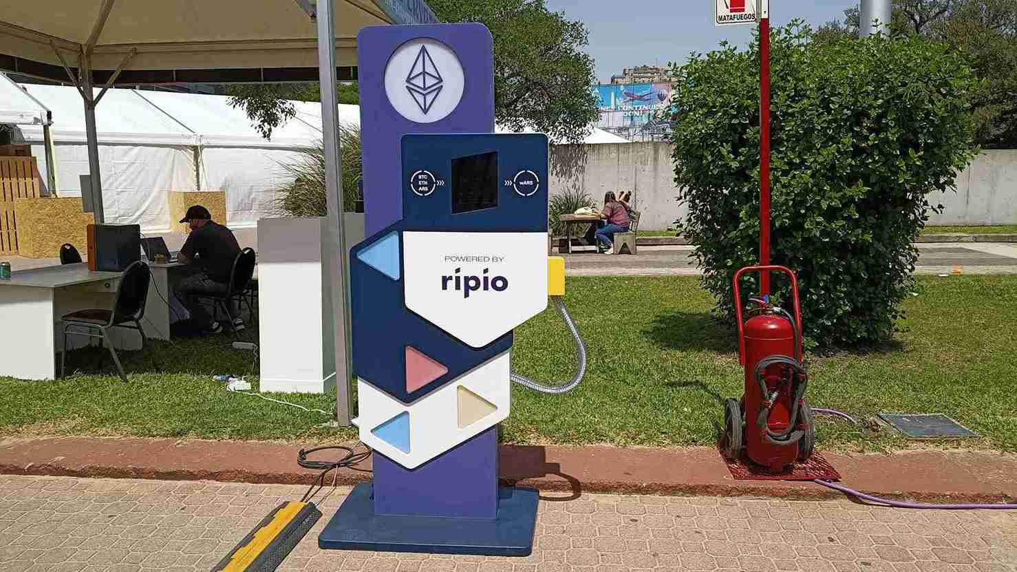 El cajero automático de pesos digitales que Ripio instaló en Devconnect