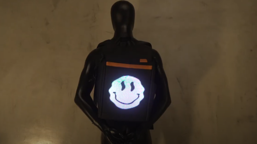Maniquí negro con una pantalla led en BETA, que muestra distintas piezas de arte NFT