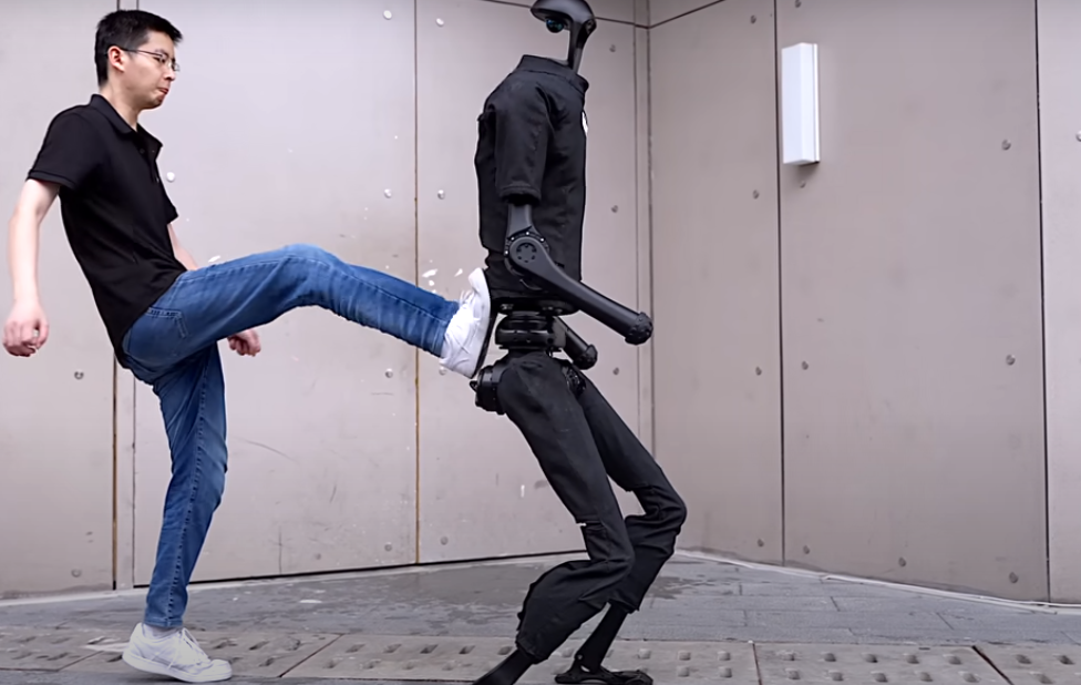 está diseñado para mantener su estabilidad y evitar caídas durante la ejecución de tareas